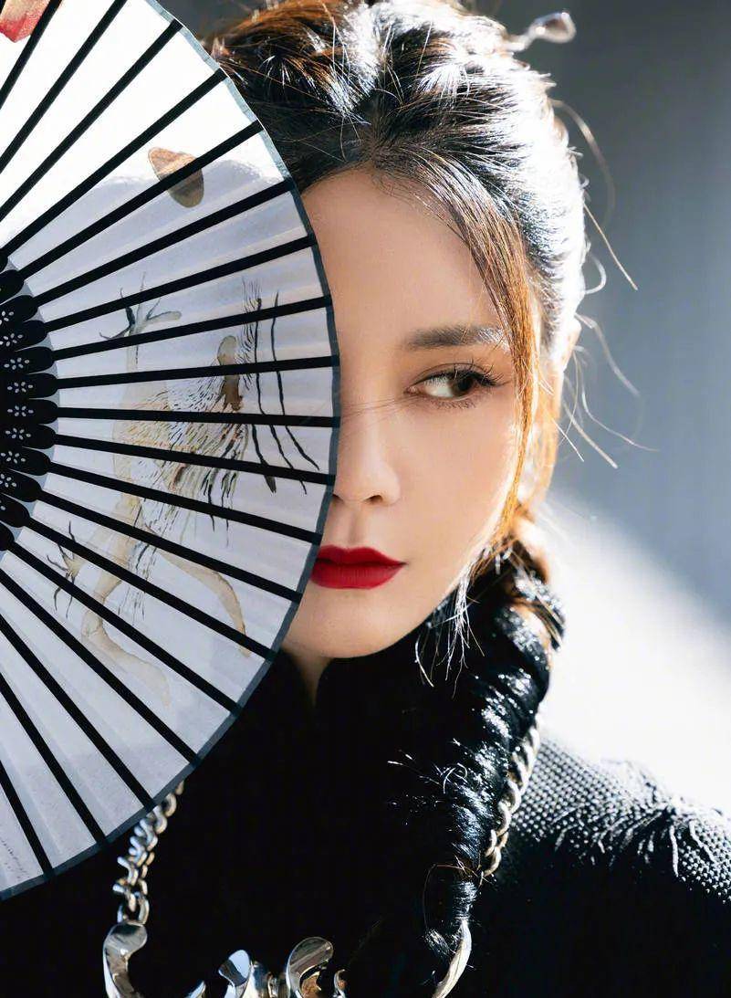 旗袍狭长,精准勾勒出沈梦辰完美的身体曲线.