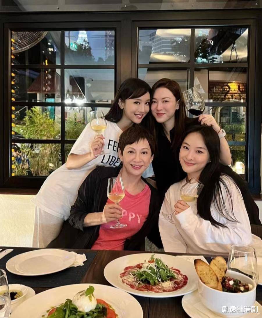 港知名女星突披嫁衣疑似闪婚,穿深v婚纱大晒丰满上围_陈静_网友_电影