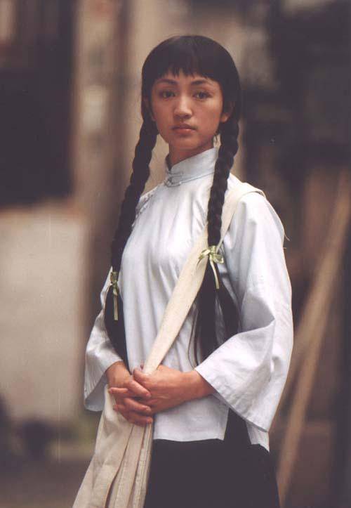 37岁嫁华谊副总裁,薛佳凝当伴娘,49岁手握半个娱乐圈,凭什么_罗海琼