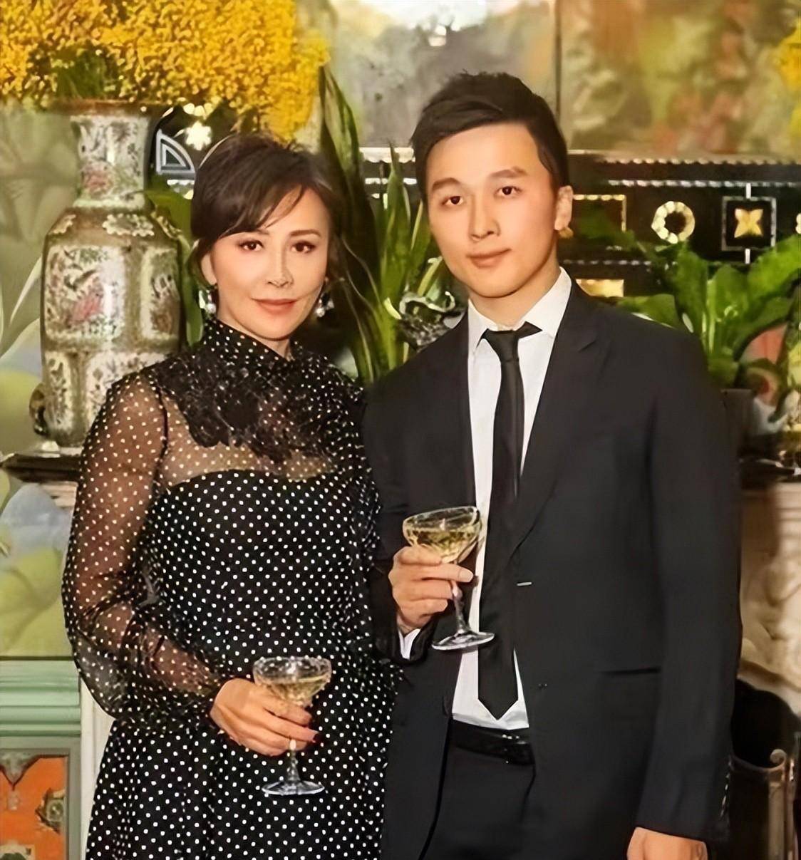 刘嘉玲公布了他一家四口的照片,身家10亿,无子,弟弟一家人能成大赢家