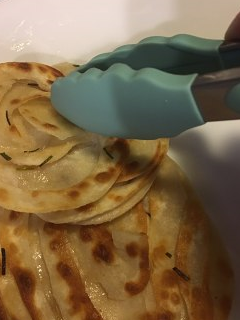 做香酥葱油饼，奶奶有妙招，个个酥脆掉渣，比阿大葱油饼还好吃！(图21)