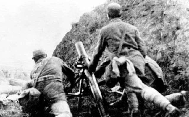 直到平型关战役胜利,我军从日军那里缴获了几门珍贵的迫击炮,部队设立