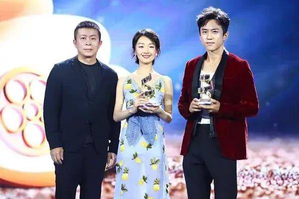张艺兴演唱会背带裤造型引争议,伴舞团队回应:希望大家支持理解_舞蹈