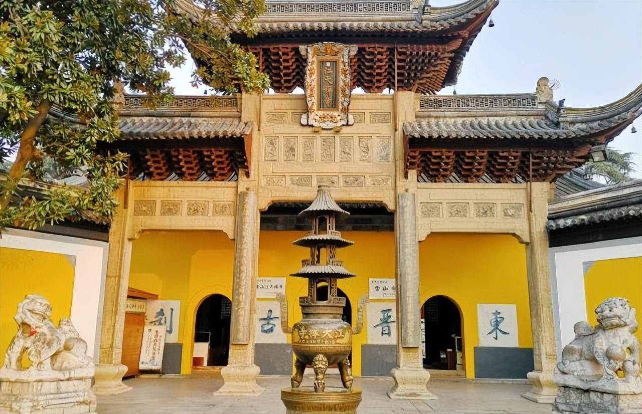 金山寺依山而建,楼亭相连,有大雄宝殿,观音阁,天王殿,妙高台及金山的