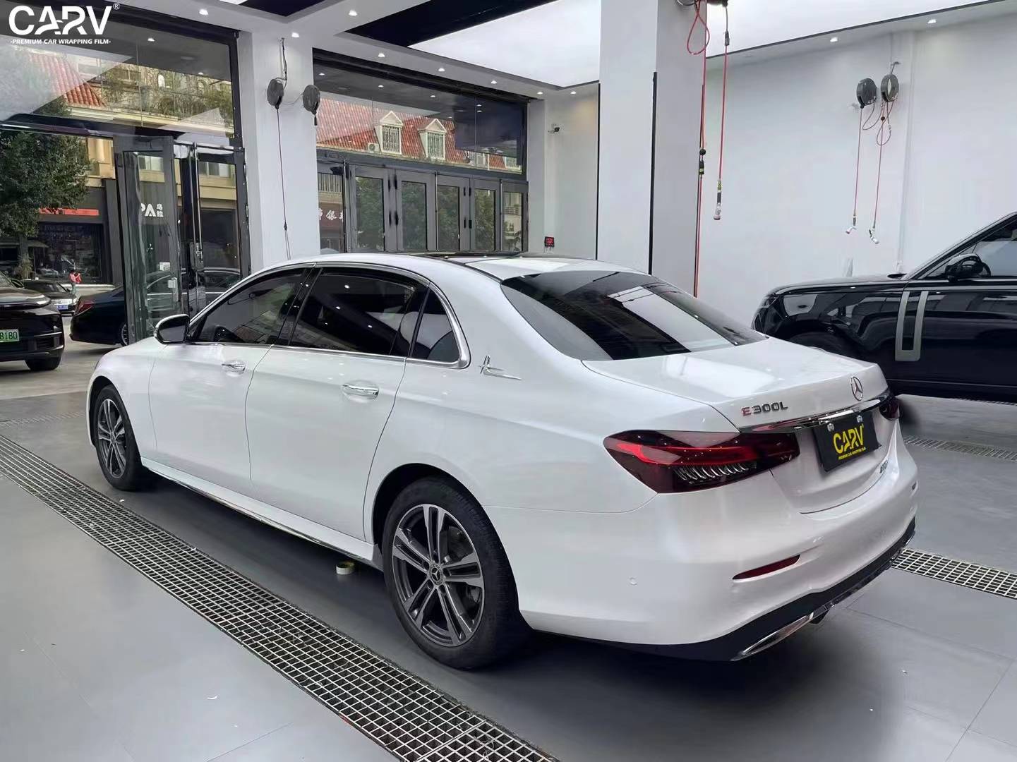 奔驰e300l卡孚改色膜白金液态金属白,展现出高亮的色彩魅力_搜狐汽车