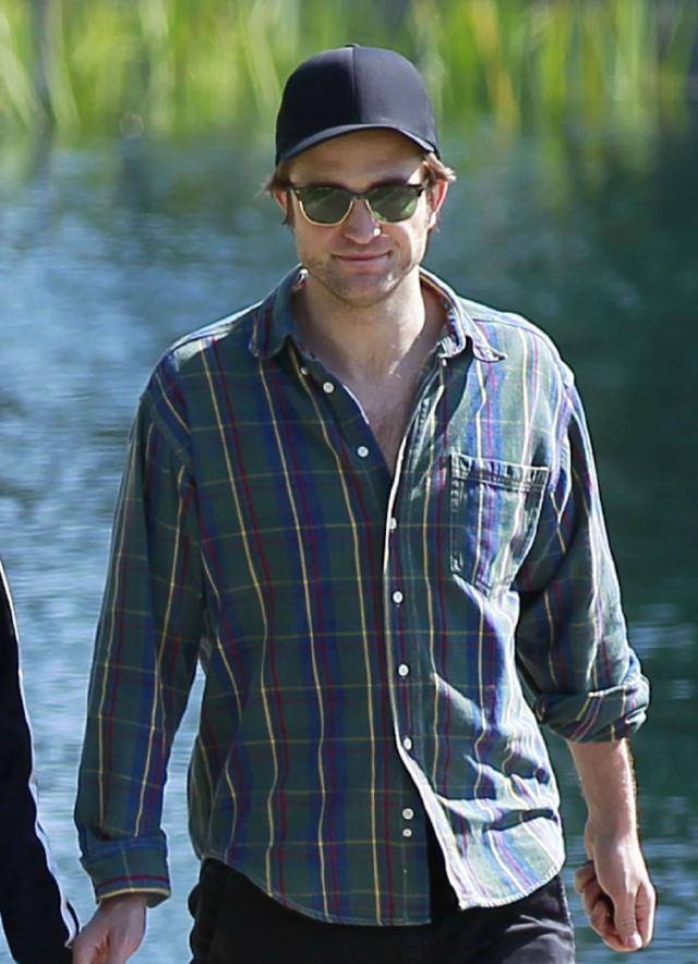 "暮光男"罗伯特帕丁森,西装穿出休闲感,大叔吸血鬼也迷人_外套_年纪