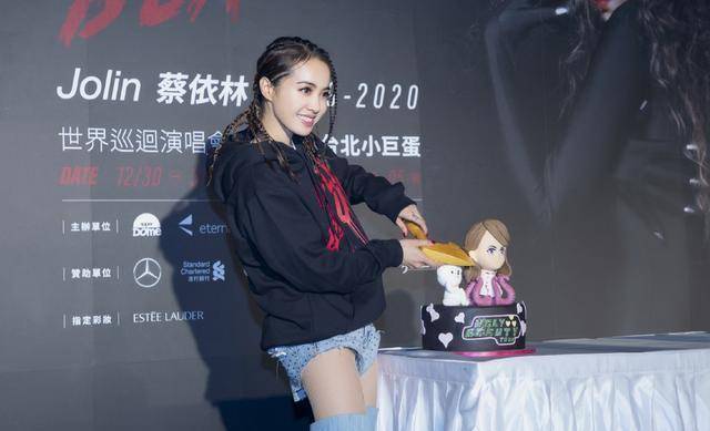 蔡依林真是胆子大,热裤搭配长款牛仔靴,完全看不出她只有156cm_个子