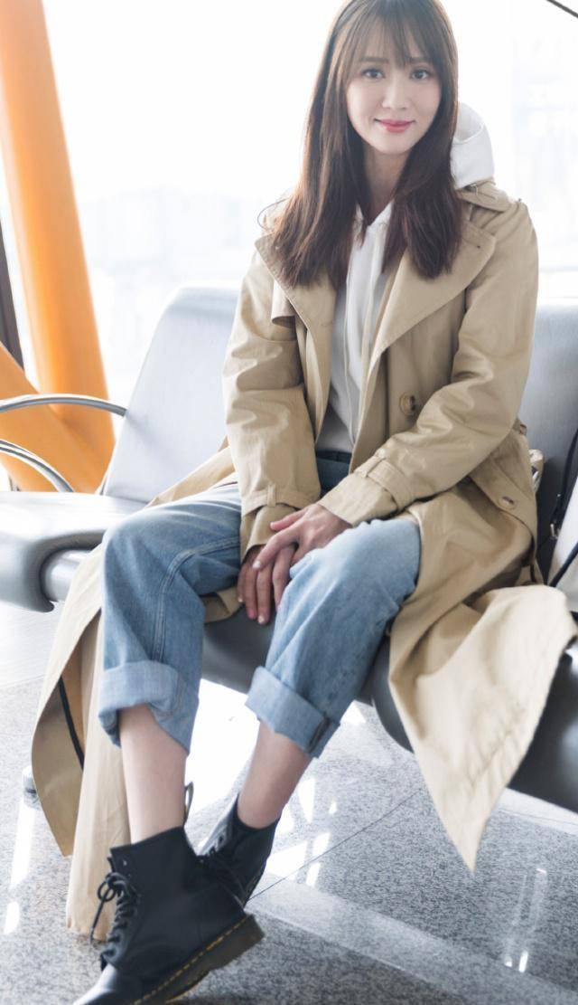 陈乔恩时尚造型真减龄,机场穿搭变秀场,秒变18岁青春活力美少女_一身