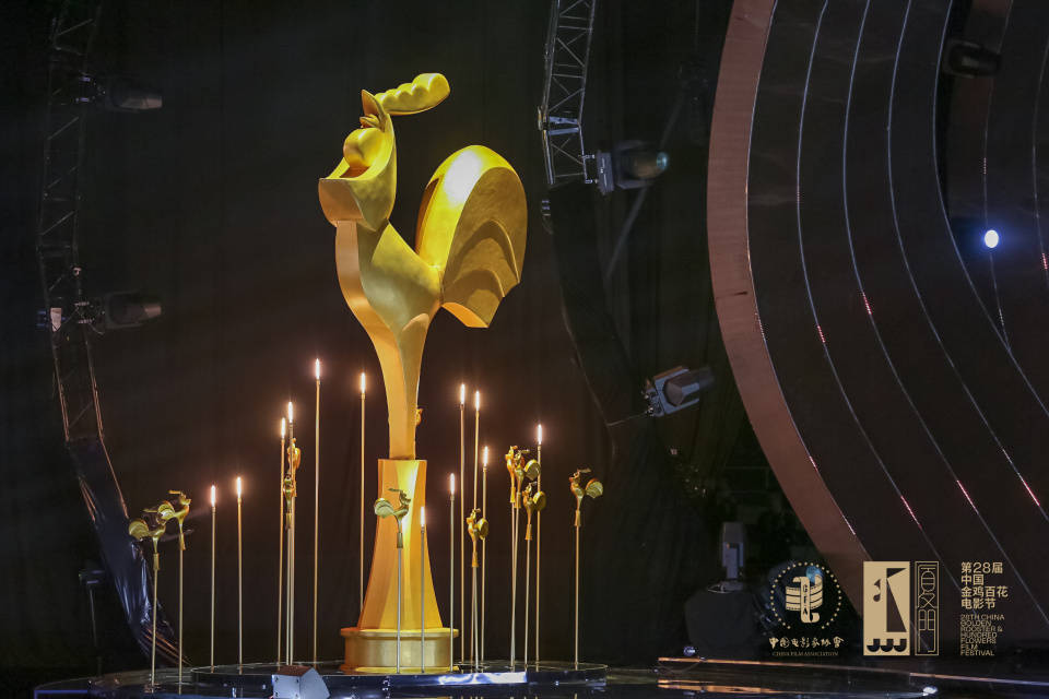 在金鸡奖的夜晚,何赛飞的获奖,展现了人情冷暖和娱圈地位的展现_坚守