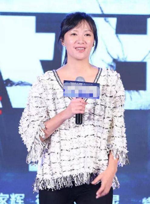 徐静蕾出席活动不修边幅,身材壮硕似大妈,脸冒油光文艺范尽失_女明星