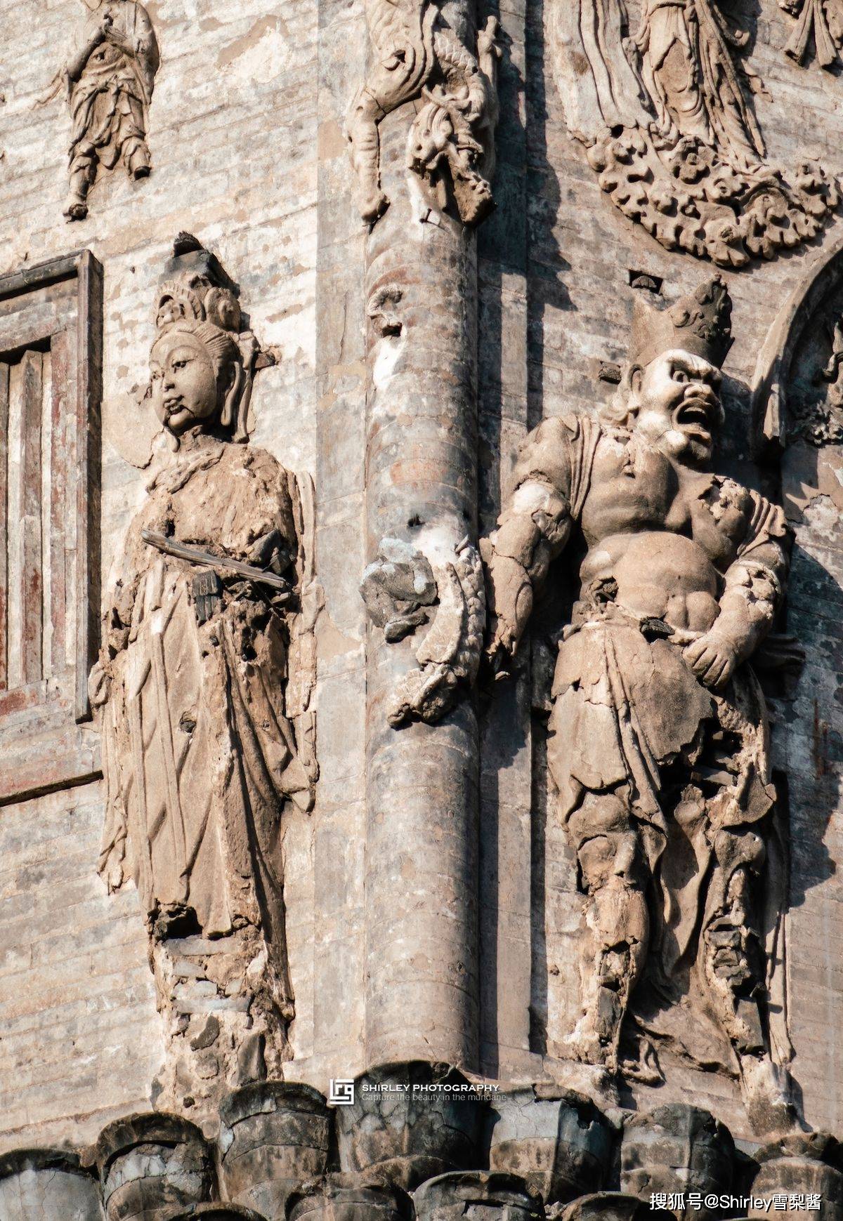 就是中轴线正面朝南的那两尊金刚力士雕像,栩栩如生,狞眉怒目,肌肉