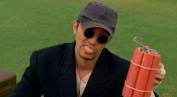 还把自己炸成了龅牙,真是笑坏了观众,应该是周星驰的所有影片当中最丑