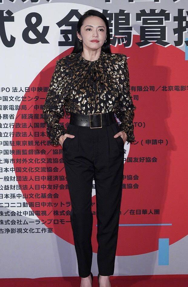 姚晨果然是"气质女神",身穿拼接色连衣裙街拍,意外穿出高级感_女性_的