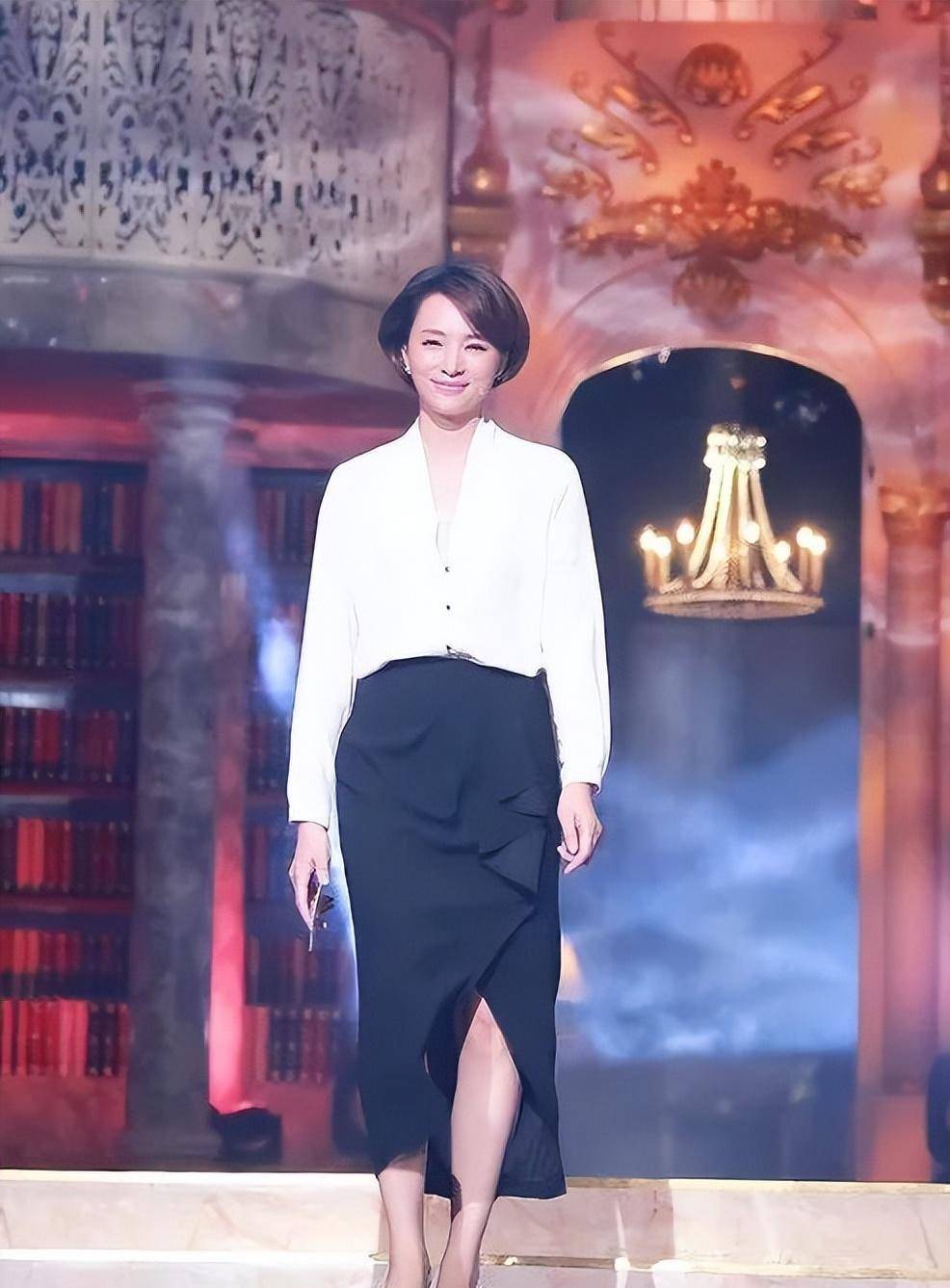 董卿与蔡依林同框,49岁的她气质优雅美艳,42岁的她显得土气无光_黑色