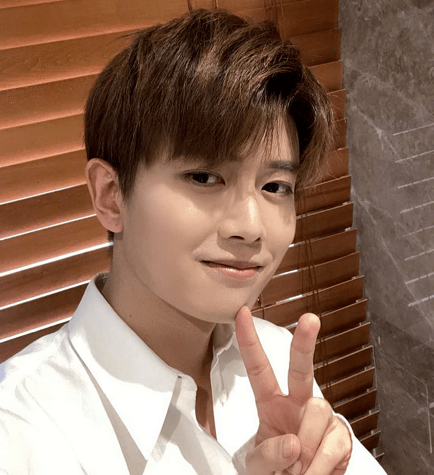 别人都用手比心,唯独任嘉伦特殊用头上"一物比心",看到画面后却1s心动