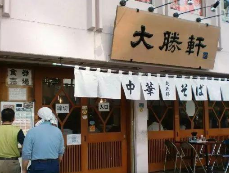 他被誉为“拉面之神”在9平米的拉面店做面46年，4小时卖出200碗(图1)