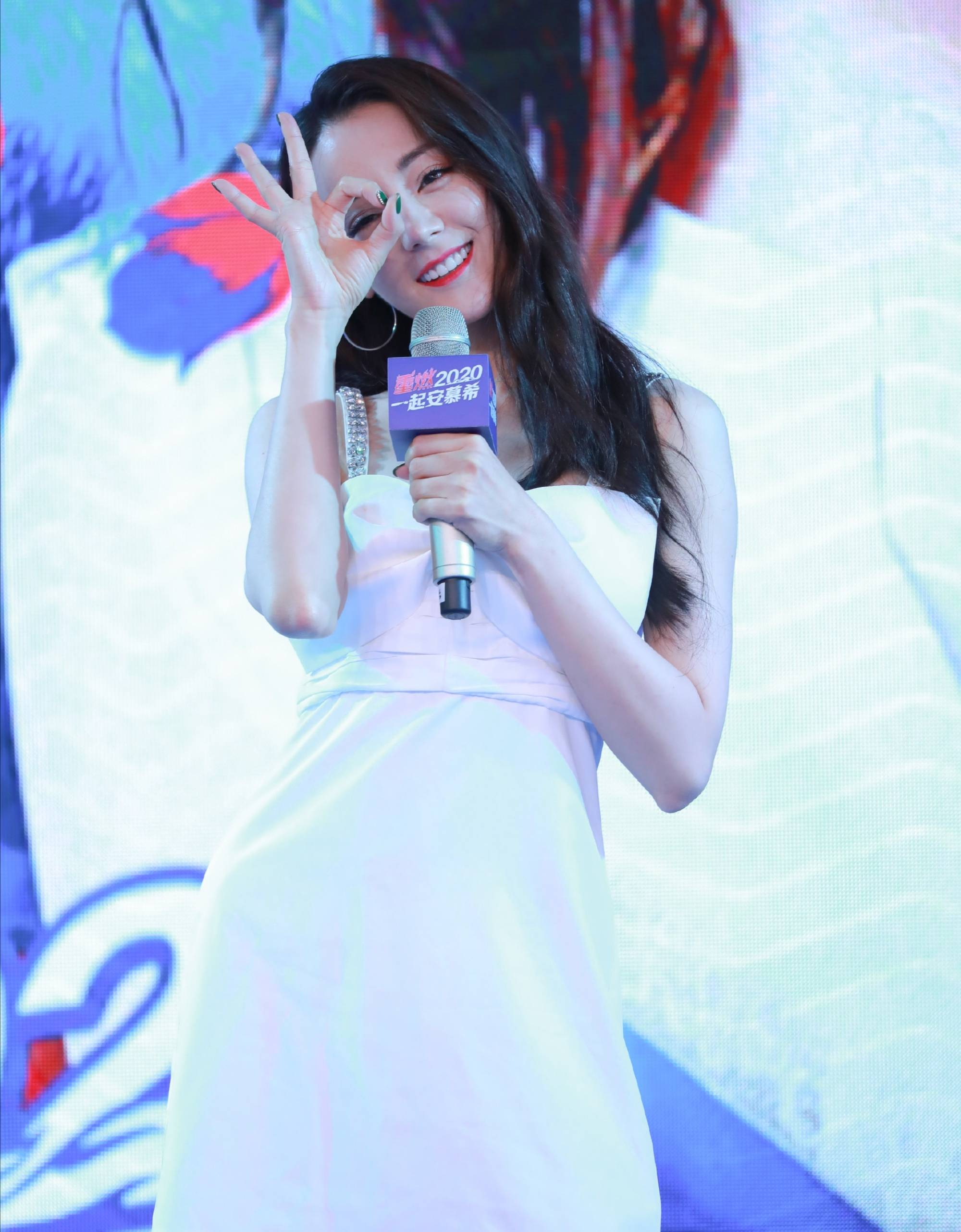 迪丽热巴白色时尚小礼服,皮肤白到发光,家庭群中最亮的一颗星_活动