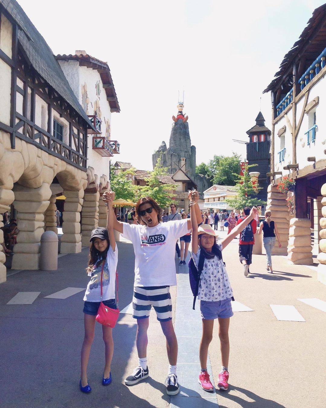 木村拓哉与妻子工藤静香罕见同框,十指紧扣超恩爱,力破婚变传闻_女儿