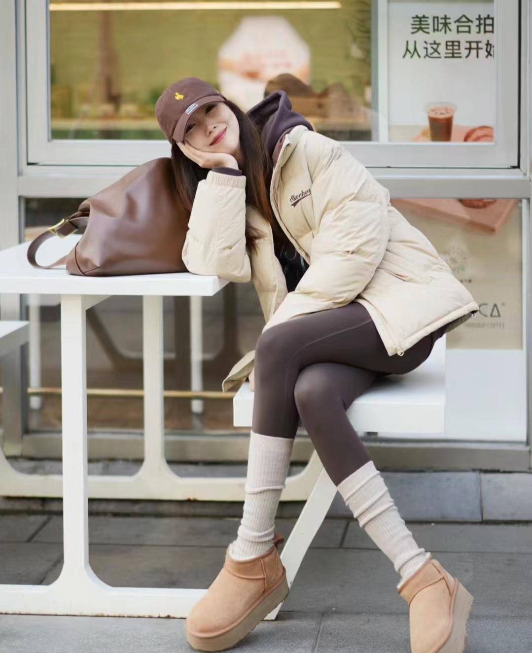 哈尔滨的女生,尤其是初冬的街拍,穿着简单的外套和裤子,展现出独特的