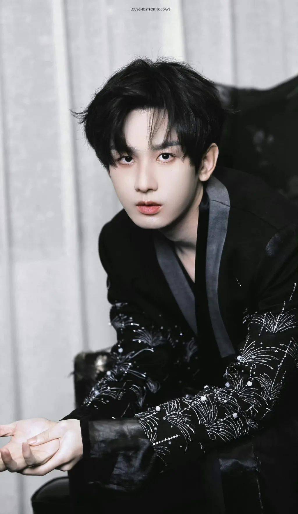 晚上演出时,成毅身穿白色国风礼服登台,宛如画中出现的神仙.