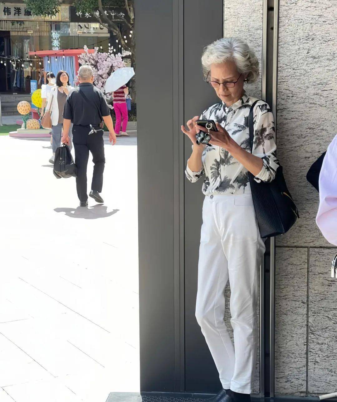 被上海奶奶街拍惊艳到:白发未染,衣品时尚,优雅时尚老去