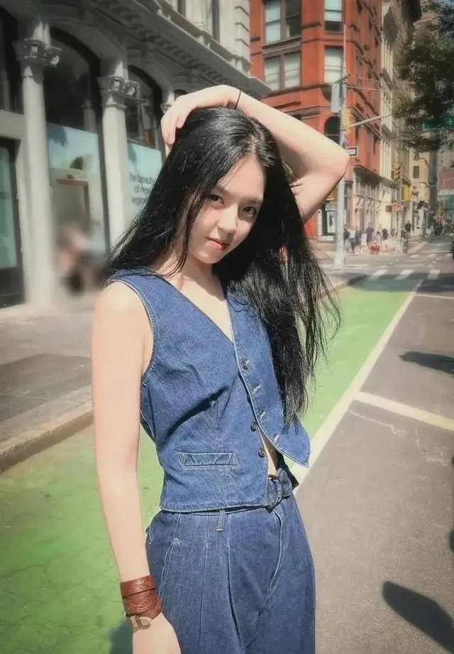 照片中,法图麦展现了他独特的魅力.