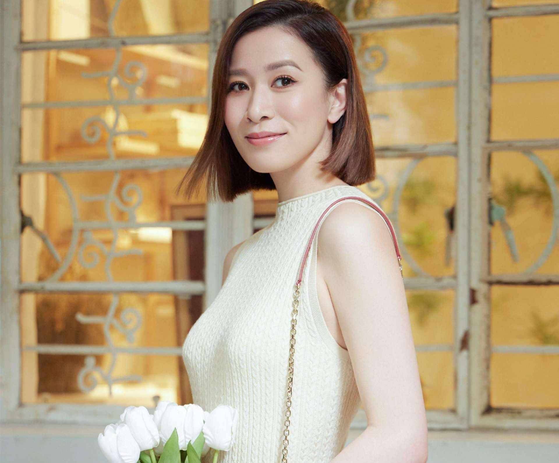 47岁文颂娴罕见露面,与好友合影有辨识度最惊艳,佘诗曼沦为配角_岁月