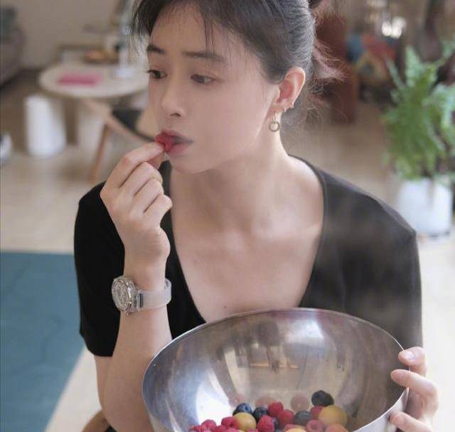 蒋欣:曾被刘涛直言情商低,39岁疑瘦出新高度,网友:锁骨能撑船_身材