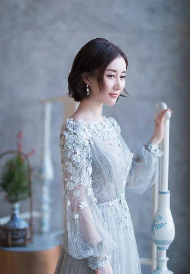 30岁的舒畅剪了短发造型,有点像李菲儿和李小璐,网友可不买账!