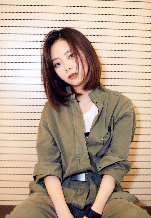 谭松韵波波头造型真减龄!