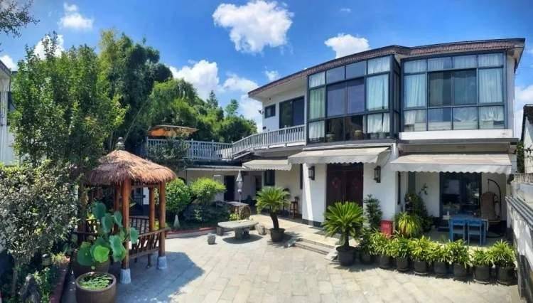 逃城小院坐落于朱家角八千亩树林覆盖的村落,是一个占地六百平方米的