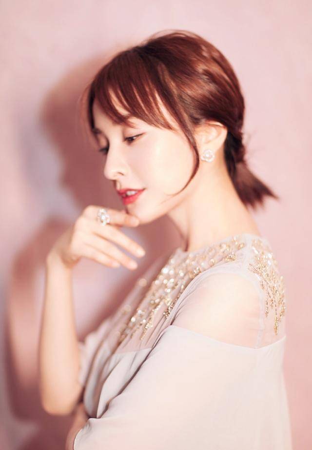 吴昕明明过完生日老了一岁,剪个刘海配一身白色套装,秒嫩回18岁_发型