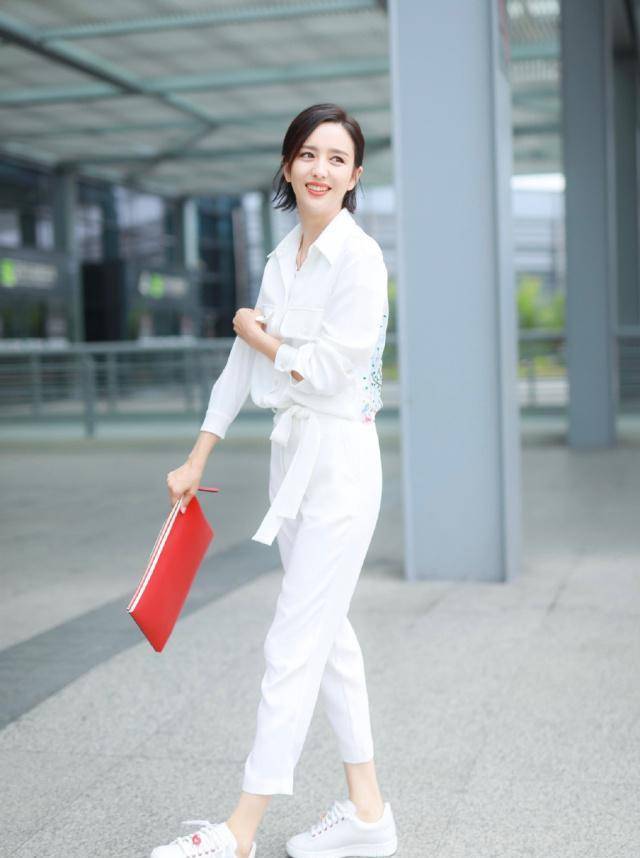 佟丽娅的夏天清爽穿搭,一身白色简单的工装服减龄时髦,不像35岁_衣服