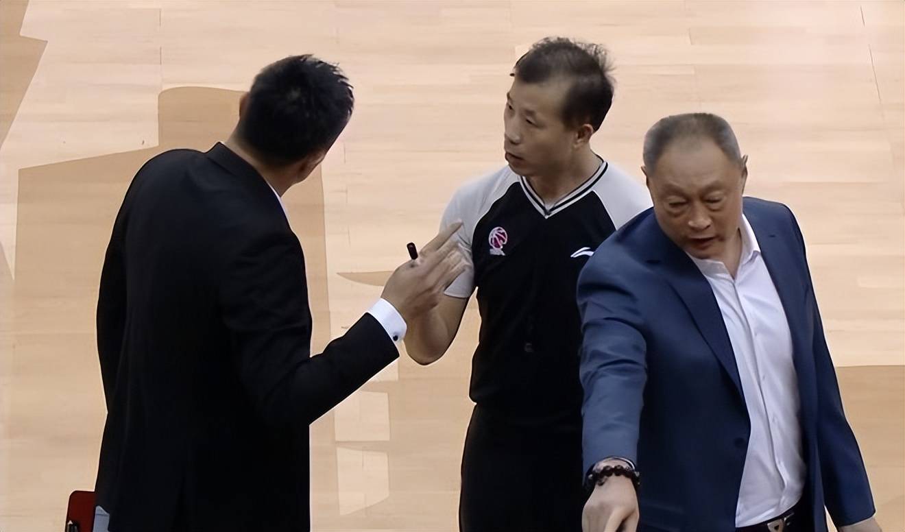 裁判杨宏峰抢戏浙江德比,5犯吹掉小姚明,杜锋曾指着他骂_比赛_犯规