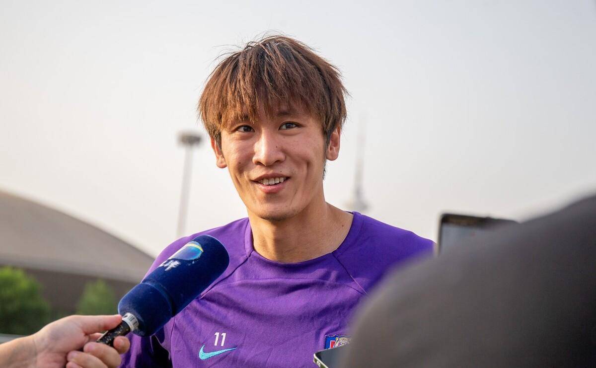 "国足哈兰德"谢维军 会复制孙兴慜的英勇 戴面具为国争光吗_扬科维奇