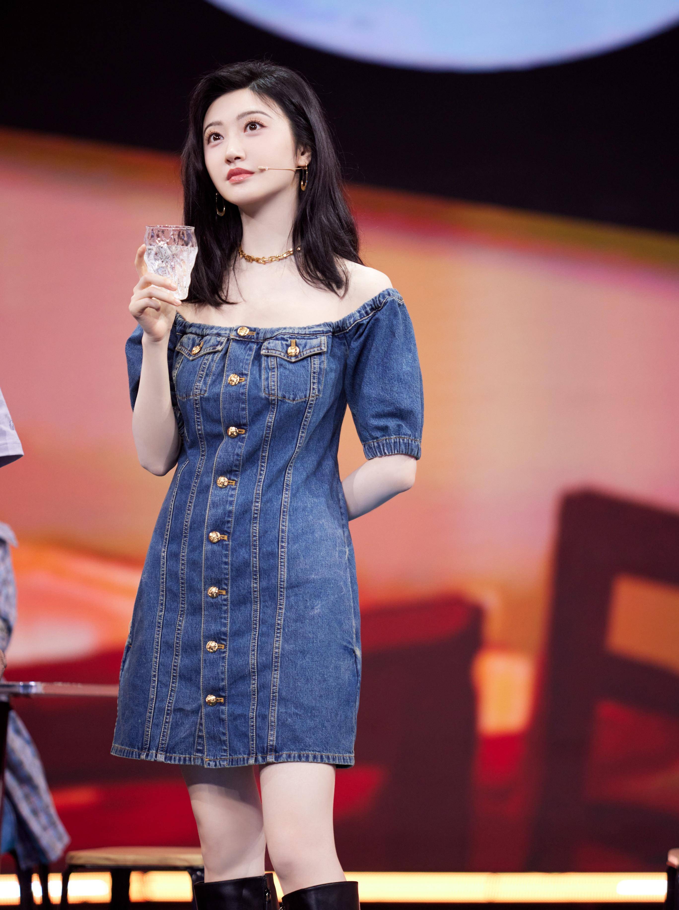 景甜蓝色抹胸牛仔连衣裙抢眼_魅力_图片_笑容