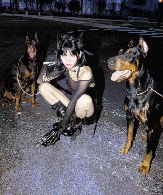 井川里予的哥特风:蜘蛛女与纯欲天花板的碰撞,网友们争论不休_争议