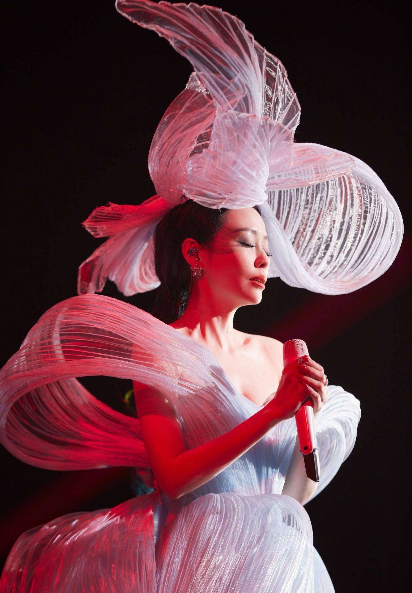 05超女三强同日开唱:李宇春秀美腿,周笔畅比张靓颖更有魅力_演唱会