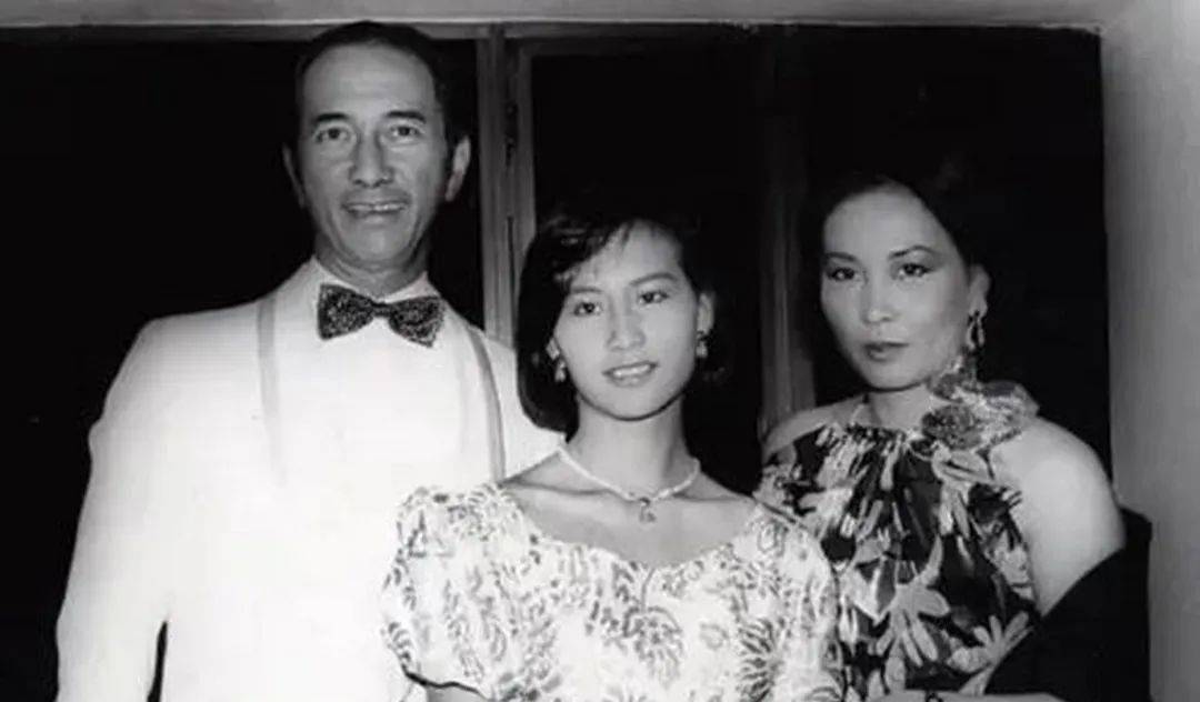 何超琼酒吧演唱《偏偏喜欢你》,当年情断陈百强,再唱已是曲中人_网友