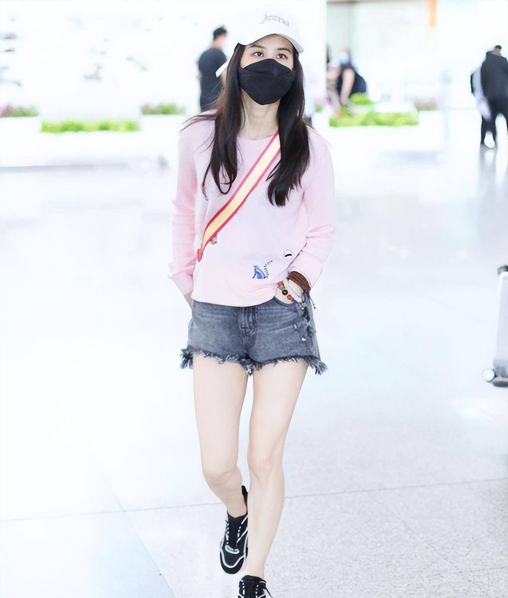 "黑窝头"牛仔短裤搭配粉色上衣,黄圣依丰富的古装场景!