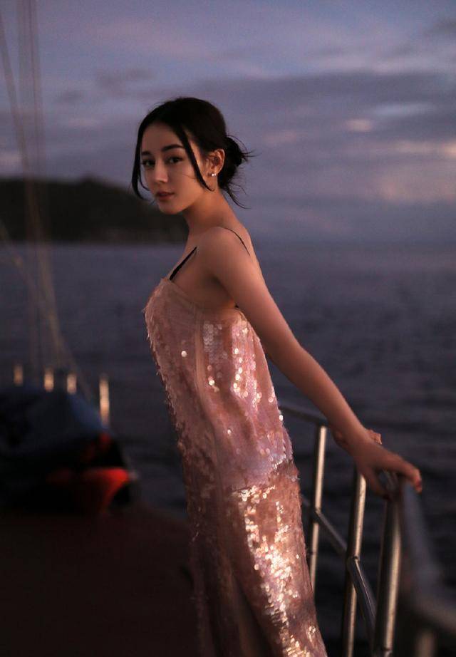 看迪丽热巴的穿衣风格!