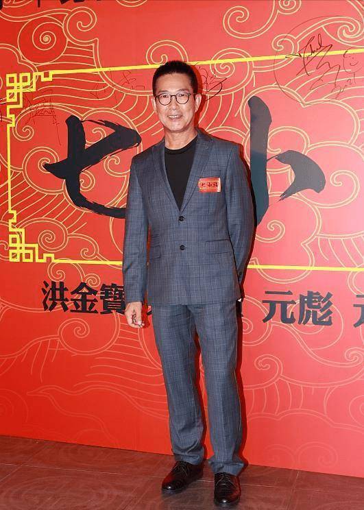 七小福罕见聚首,洪金宝老态尽显元彪年轻,梁家辉瘦脱相成龙缺席_头发