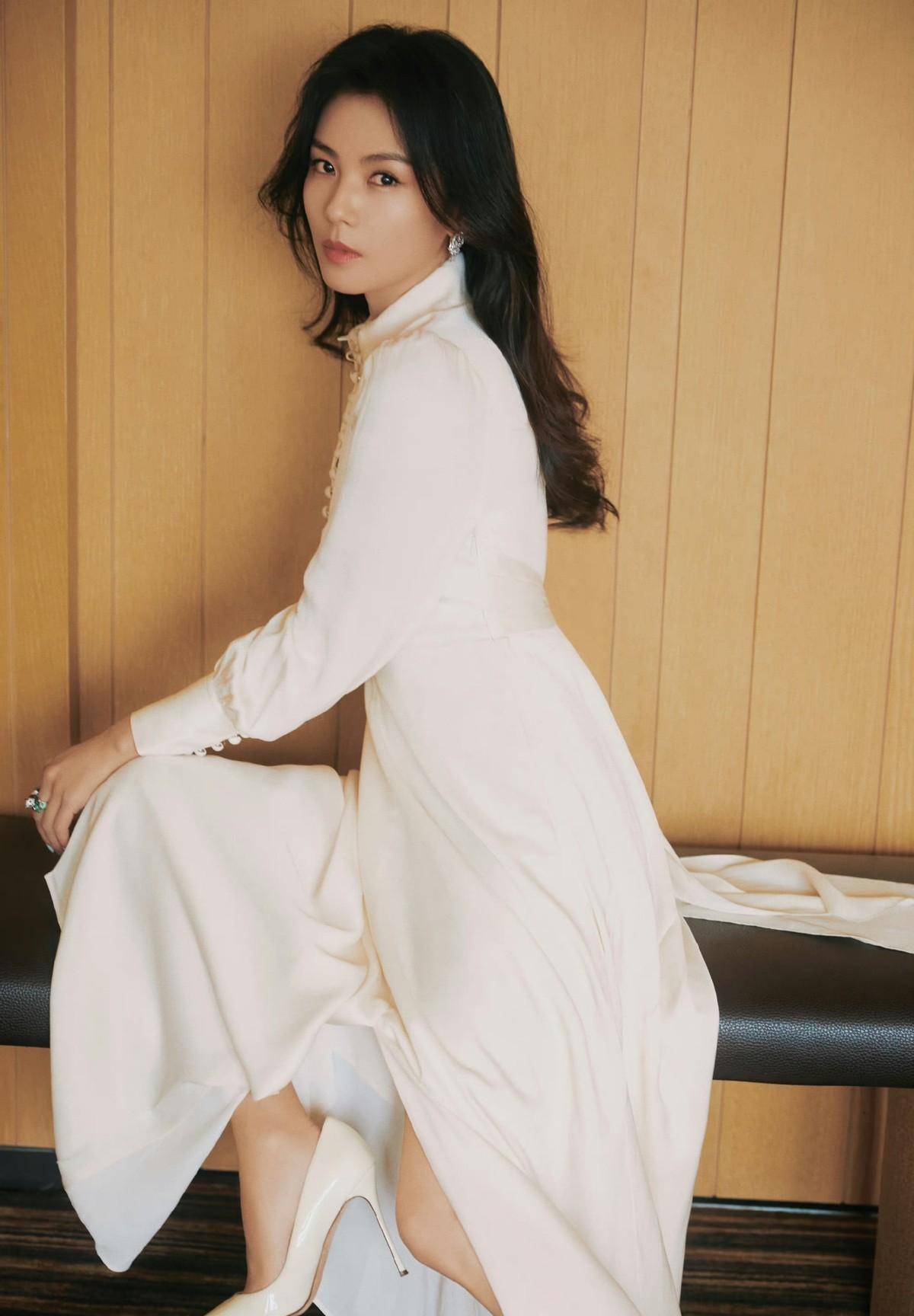 穿搭亮点一:一身白色穿搭,凸显极简风格的前卫感刘涛的裙子这次也是给