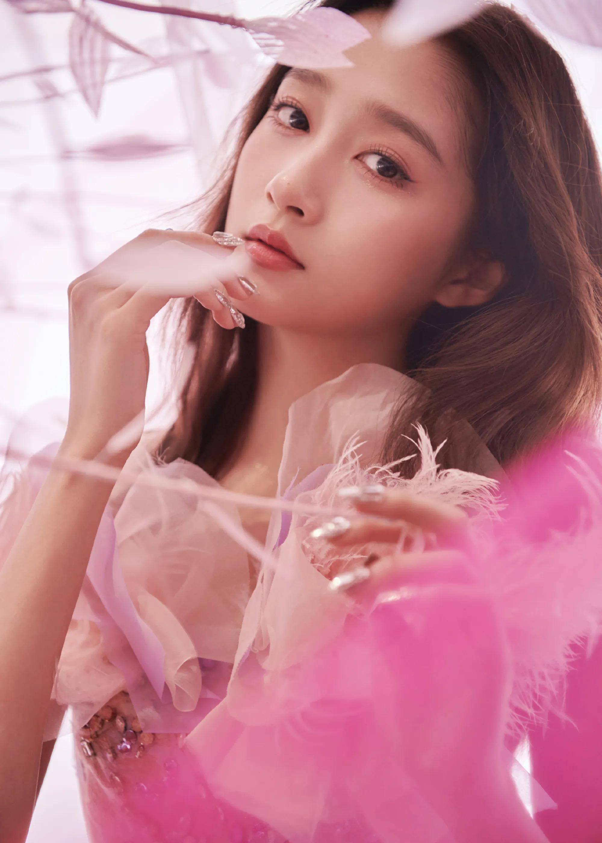 剧中,关晓彤诺娃饰演开朗,活泼,可爱的角色,她的表演得到了观众的一致