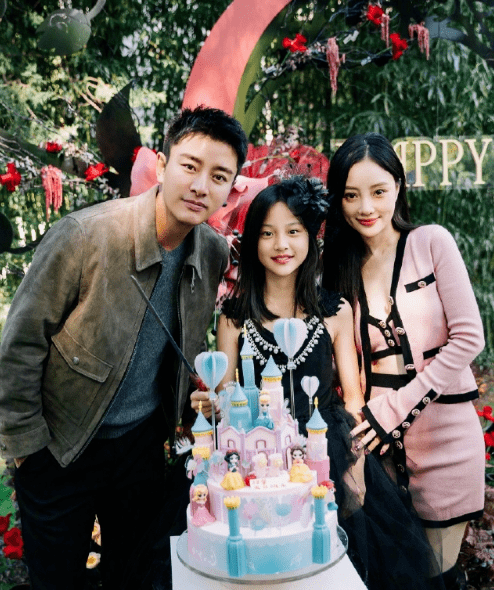 明星主播贾乃亮直播间羽绒服价格被曝割韭菜,品牌回应称需核实_李小璐