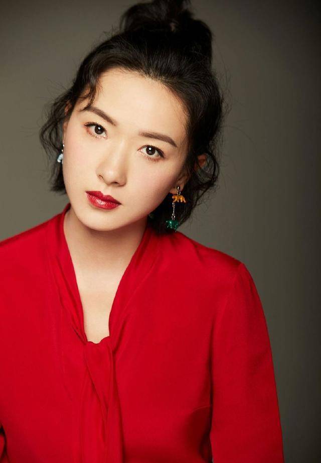 万茜身穿灰色西服套装,干练时尚,网友:这上衣是布料不够吗?