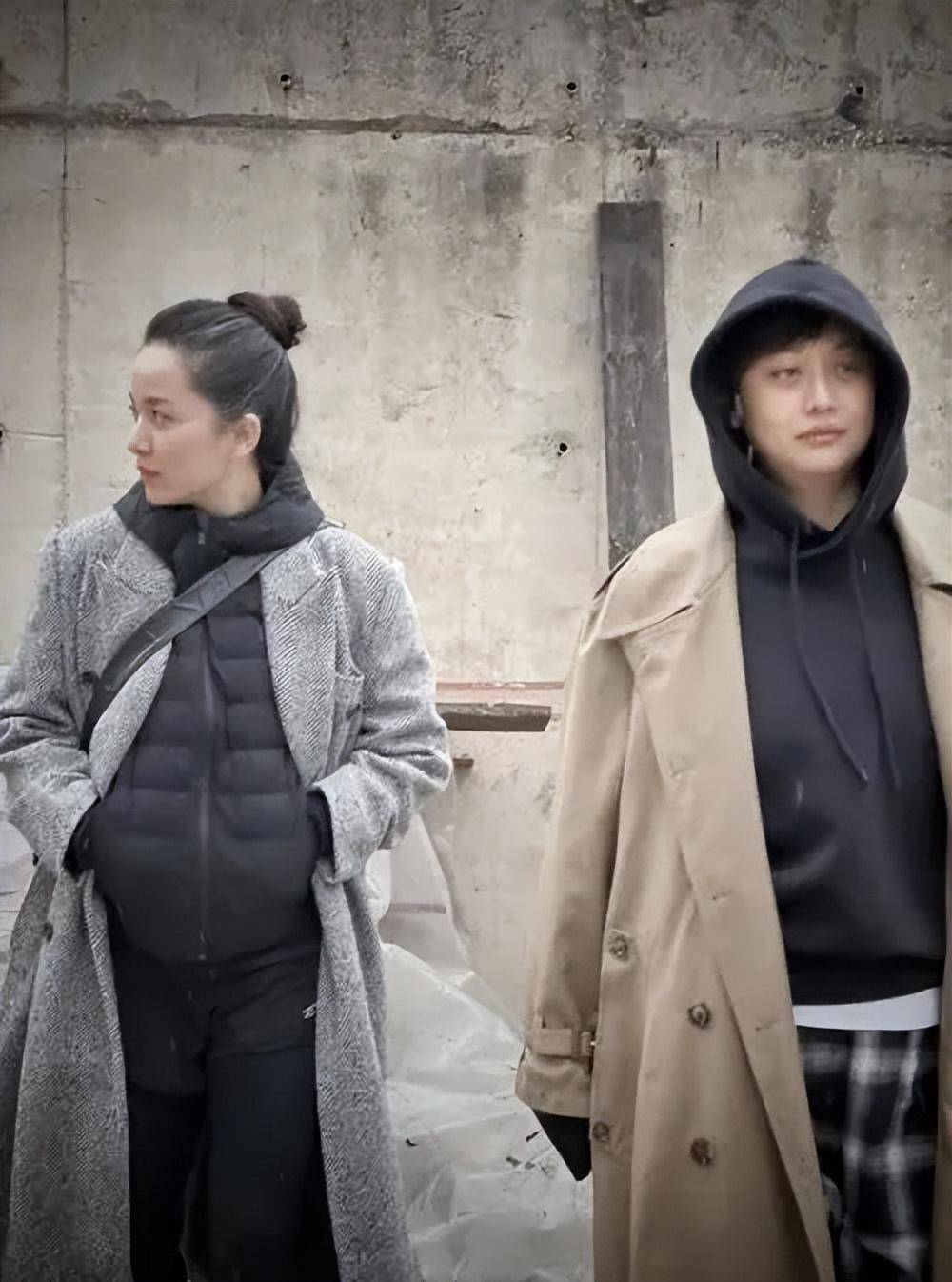 67靳东夫妻罕见同框,他人到中年依旧帅气,李佳45岁素颜坑洼像他姐