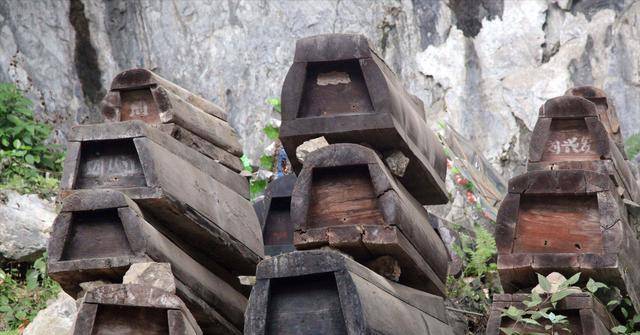 贵州背尸人:以背尸背棺材为生,因太过危险,保险公司拒绝投保_棺木