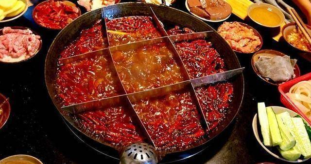 在重庆游玩，特色火锅是一定要尝一尝的，你能吃多辣呢？