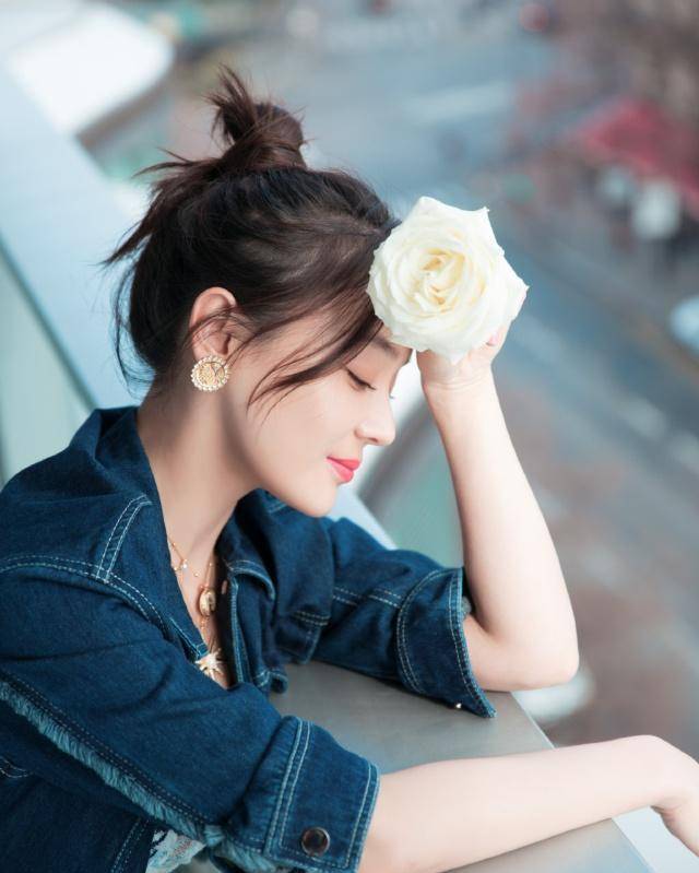 袁姗姗又换新发型,丸子头搭休闲装化身甜美少女,32岁美成了18岁_一身